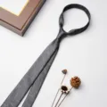 Cravatta con cerniera grigia da uomo, cravatta slim fantasia per abiti da lavoro e matrimoni. - Grigio con filo bianco