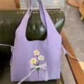 Detailopname van de zoete paarse schoudertas met mooie bloemenborduurwerk en witte kanten strik. - Paars Kant Strik Bloem Vest Tas