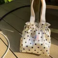Bonito bolso de mano con cordón de satén beige y lunares, elegante bolso casual. - Bolso de Mano Champaña de Raso de Lunares con Cinta