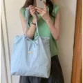 Borsa shopper in tela a quadretti blu con stampa fiocco rosa, grande borsa a tracolla casual. - Stile Spalla Quadretti con Fiocco / Blu