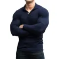 Detailopname van heren slim fit geribbelde langemouw polo shirt in donkerblauwe kleur. - XS (160 cm-165 cm) / Blauw