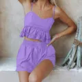 Vue détaillée d'un ensemble caraco et short violet avec des finitions en dentelle ajourée. - S / Violet