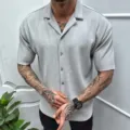 Vista detallada de la camisa casual plisada de manga corta para hombre, parte superior de verano. - M / Gris