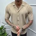 Camisa de hombre casual lisa manga corta solapa botones plisada top de verano elegante - M / Caqui
