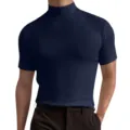 Dettaglio della t-shirt da uomo blu scuro a collo alto a maniche corte con vestibilità slim - Taglia S / Blu Notte