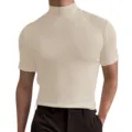 Vista dettagliata del t-shirt a maniche corte beige con collo alto e tessuto morbido. - Taglia S / Albicocca