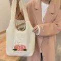Morbida borsa shopper in peluche per donna, borsa invernale con ricamo di orsetto e pesca. - Orsetto Pesca / Bianco