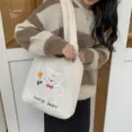 Borsa a tracolla in morbido peluche da donna con grazioso orsetto ricamato autunnale - Orsetto Tulipano / Bianco