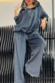 Gedetailleerd overzicht van fluwelen damespak, zachte hoodie met luipaardkap en wijde broek. - Blauw
