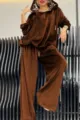 Detail van bruine fluwelen hoodie en wijde broek set met zachte stof en luipaard capuchon voering. - Bruin