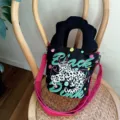 Borsa a secchiello in tela con gatto, design nero e cinturini rosa per uso quotidiano. - Stile Gatto Maculato / Nero