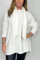 Detailansicht des weissen Strick-Pullovers mit integriertem Schal und weichem Material. - S / Weiß