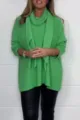 Detailansicht eines einfarbigen grünen Strickpullovers mit passendem Schal für die Herbstmode. - S / Grün