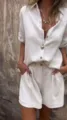 Vue détaillée de l'ensemble décontracté en lin chemise manches courtes et shorts beige. - S / Blanc