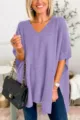 Λεπτομερής όψη του γυναικείου casual μωβ V-neck φαρδιού πλεκτού πουλόβερ πόντσο. - Μωβ