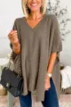 Detailweergave van stijlvolle dames v-hals gebreide poncho trui en gezellige herfstmode. - M / Tops / koffiekleur