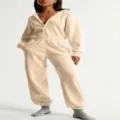 Detail van de casual capuchon jumpsuit met rits, zachte stof en comfortabele pasvorm voor dagelijks. - Khaki