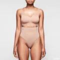 Bequemes nahtloses nude farbenes BH und Taillenformer Tanga Unterwäsche Set für Damen. - XS / Oberteil und Hose / Hautfarben