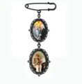 Gedetailleerd overzicht van vintage zwarte legering dubbele fotolijst broche voor bruidsboeket. - Verticaal Twee Stuks / Zwart