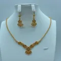Gedetailleerd overzicht van vintage gouden ketting en oorbellen set met filigrain. - Verfijnde Hol Blad Stijl (TZ133)