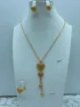 Gedetailleerd overzicht van de vergulde hartjessieradenset met gestructureerde mesh ketting. - Gouden Hart Raster Stijl (TZ136)
