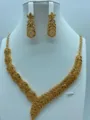 Gedetailleerd overzicht van vintage vergulde sieradenset met bladketting en bijpassende oorbellen. - Gesneden Hol Blad Stijl (TZ140)