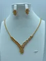 Gedetailleerd overzicht van de retro vergulde ketting en oorbellen set met een bladmotief. - Holle Florale Blad Strass Stijl (TZ143)