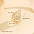 Primer plano del anillo de circonita apilado geométrico que muestra piedras brillantes de baguette. - Anillo Ajustable Geométrico / Chapado en oro 14K