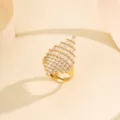 Impresionante anillo statement geométrico de circón bañado en oro, detalle de joyería. - Anillo Ajustable Geométrico / Champán dorado