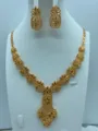 Prachtige vintage vergulde sieradenset met ingewikkelde bloemenketting en bijpassende oorbellen. - Vintage Verfijnde Holle Florale Stijl (TZ147)