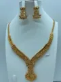 Gedetailleerd overzicht van vintage goudkleurige bladvormige ketting en bijpassende set. - Verfijnde Bladvormige Stijl (TZ153)