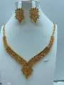 Gedetailleerd overzicht van vintage vergulde ketting en oorbellen sieraden set met goud. - Vintage Bladpatroon Stijl (TZ156)