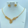 Gedetailleerd overzicht van de vergulde vintage blad ketting en oorknopjes sieradenset. - Opengewerkte blad- en bloemstijl (TZ182)