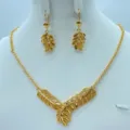 Gedetailleerde close-up van de elegante gouden bladhalsketting en oorbellen set. - Verfijnd gesneden bladstijl (TZ183)