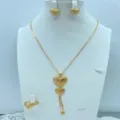 Vergulde holle hart sieradenset met gedetailleerde ketting en bijpassende oorbellen. - Gouden opengewerkte hartstijl (TZ184)