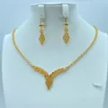 Gedetailleerde close-up van retro vergulde ketting en oorbellen sieradenset voor feest. - Vintage geometrische opengewerkte stijl (TZ185)