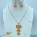 Gedetailleerd overzicht van vintage vergulde filigrein bloemen ketting oorbellen ring set. - Vintage meerlaagse opengewerkte bloemenstijl (TZ186)