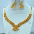 Gedetailleerd overzicht van de prachtige vergulde ketting- en oorbellen set met bladmotief. - Vintage bladgaasverbindingsstijl (TZ188)