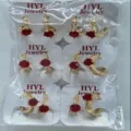 Goldfarbene rote Zirkon Creolen Set, exquisites kleines Design Modeschmuck Großhandel. - Roter Ovaler Stil (ZSJEH241) / Rot