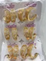 Nahaufnahme Detail goldfarbener Zirkon Creolen in transparenter Großhandelsverpackung. - Ringförmiger floraler Stil (ZSJEH385)