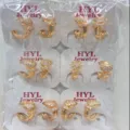 Großhandel Kupfer vergoldet Zirkonia Herz Huggie Creolen für Damen stilvolle Modeschmuck - Herzförmiger Mikro-Inlay-Stil (ZSJEH578) / 6er-Set / Gold