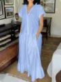 Detailansicht des lässigen hellblauen Kurzarm-Hemdkleids mit Taschen und Maxilänge. - S / Himmelblau