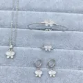 Detailweergave van zilveren vlinder sieradenset met ketting, armband, ring en leuke oorbellen. - Vlinder Vierdelige Stijl (PTZ070银色) / Zilver