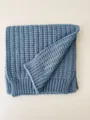 Écharpe d'hiver en tricot grossier uni en bleu, chauffe-cou chaud élégant variante. - Bleu