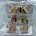 Großhandel bunte Zirkon Huggie Ohrringe Set, exquisites Design Modeschmuck Paket. - Geometrischer Creolen-Stil (ZSJEH273) / bunt