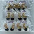 Goldene Creolen mit schwarzen Herzanhängern und funkelnden Zirkoniasteinen, eleganter Schmuck. - Herz-Creolen-Stil (ZSJEH277) / Schwarz