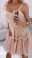 Elegante vestido corto de tul rosa sin tirantes con lazos y falda con volantes. - S / Vestidos / Blanco Roto