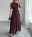 Dettaglio abito lungo bordeaux senza maniche, elegante collo alto con vita alta plissettata. - Taglia S / Borgogna