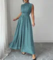 Vista dettagliata dell'elegante abito lungo verde petrolio smanicato, stile casual. - Blu lago