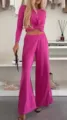 Detailaufnahme des pinken, lässigen Langarm-Crop-Tops und der weiten Hosen-Kombination. - XS / Oberteil Und Unterteil / Fuchsia